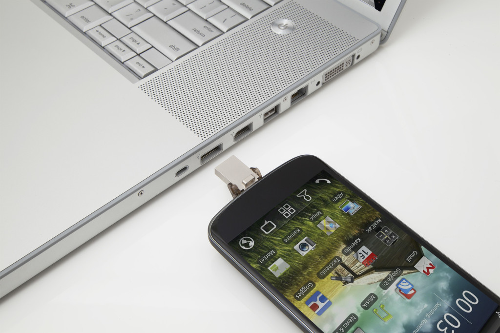 DataTraveler_microDuo_Usage_Image_DTDUO-cellphone_laptop2_28_02_2014_00_00